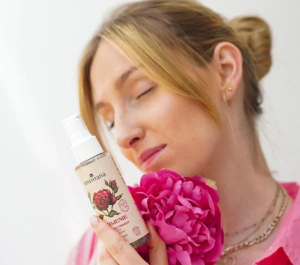 Czym się różni naturalny tonik do twarzy od płynu micelarnego?