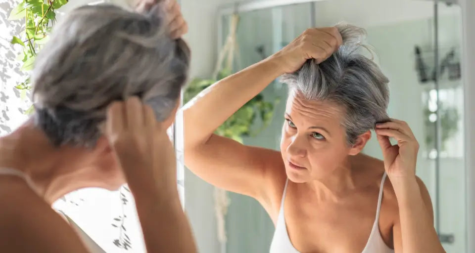 Włosy po 50 – jak dbać o włosy w okresie menopauzy?