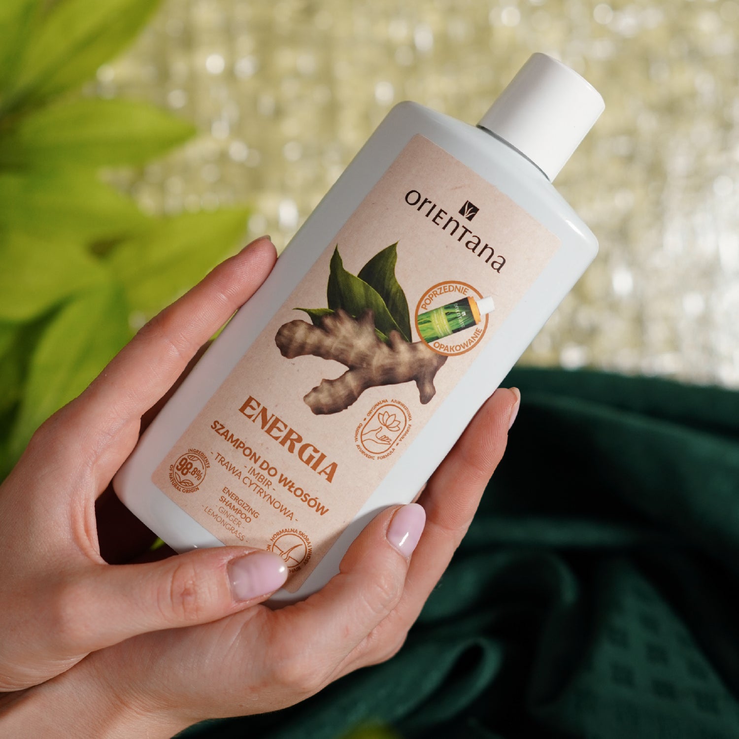 Ajurwedyjski szampon do włosów IMBIR i TRAWA CYTRYNOWA 210 ml - Orientana trzymany w rękach