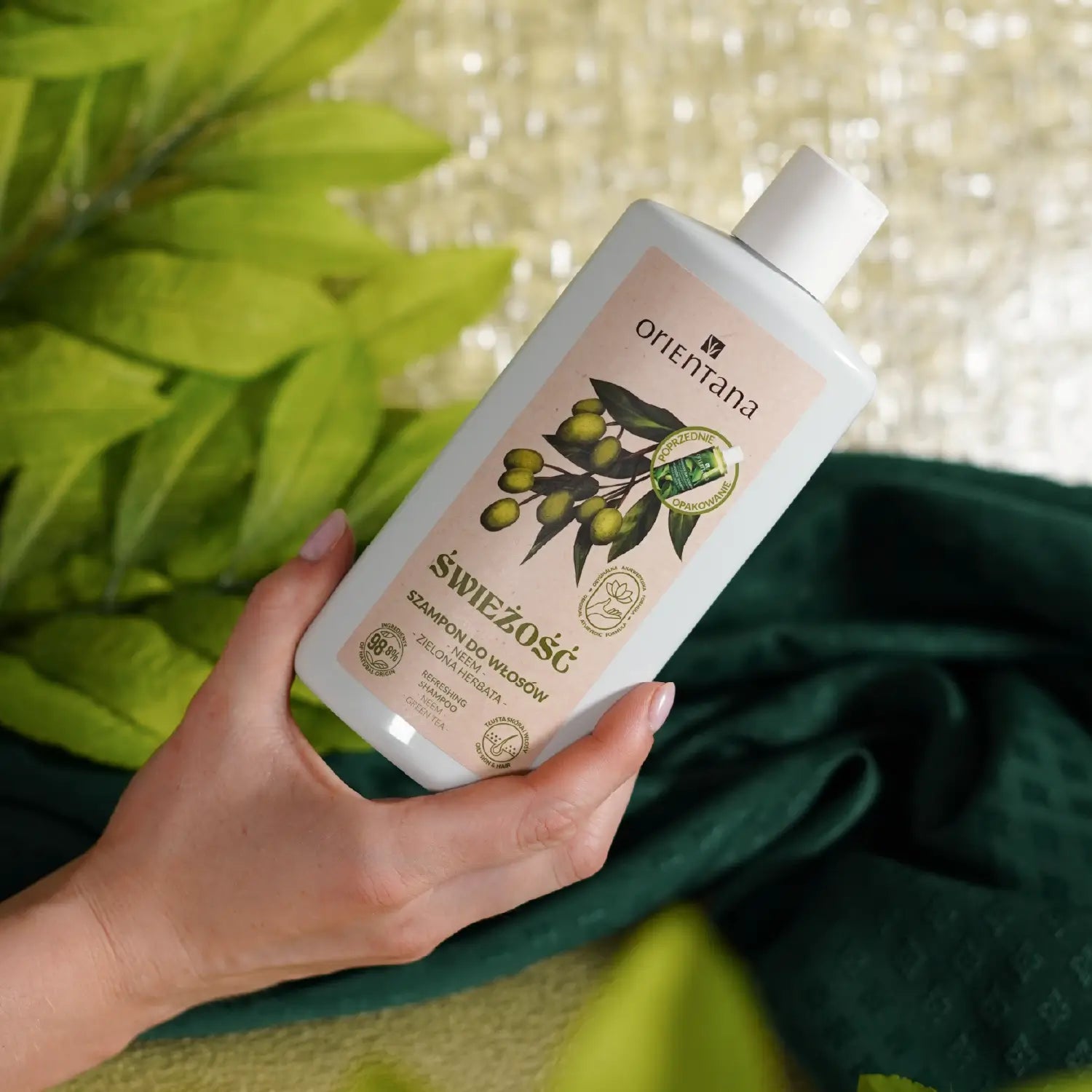 Neem i zielona herbata - ajurwedyjski szampon 210 ml - Orientana trzymany w dłoniach