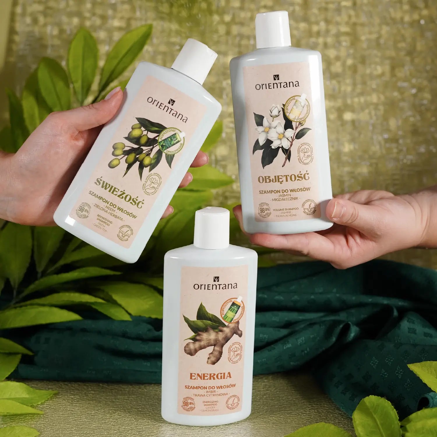 Szampony Orientana trzymane w dłoniach Neem i zielona herbata - ajurwedyjski szampon 210 ml - Orientana