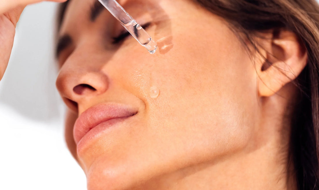 aplikacja serum z koenzymem za pomocą pipetki