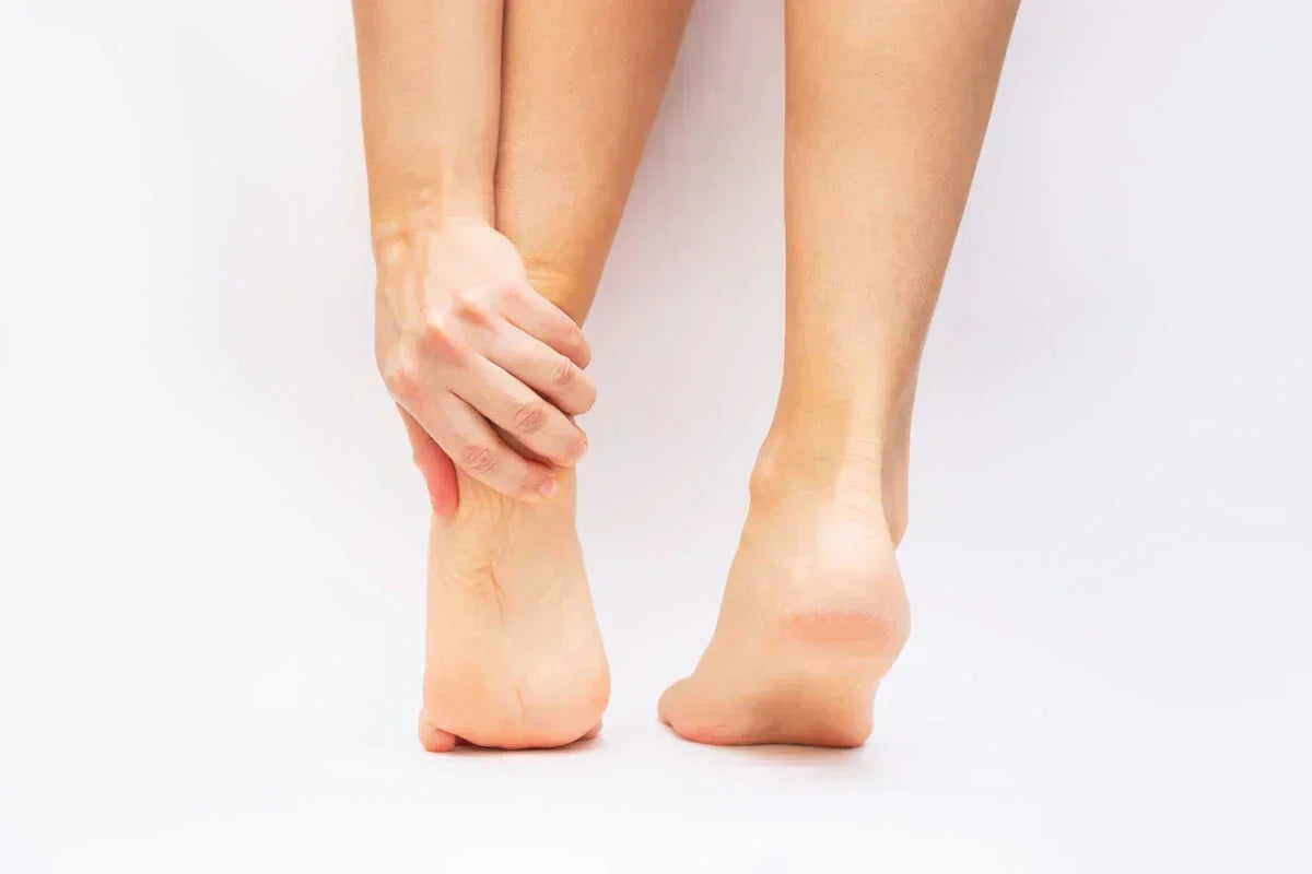 Pękające pięty - przyczyny, domowe sposoby i skuteczna pielęgnacja