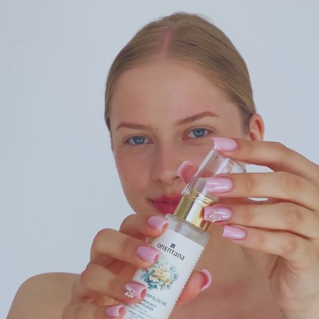 Załaduj wideo: Video z widoczną modelką, która otwiera serum eliksir, naciska pompkę i pokazuje piękną, lekką konsystencję produktu. Na końcu widać twarz modelki w dziennym świetle - skóra ma naturalny glow i widocznie jest nawilżona.