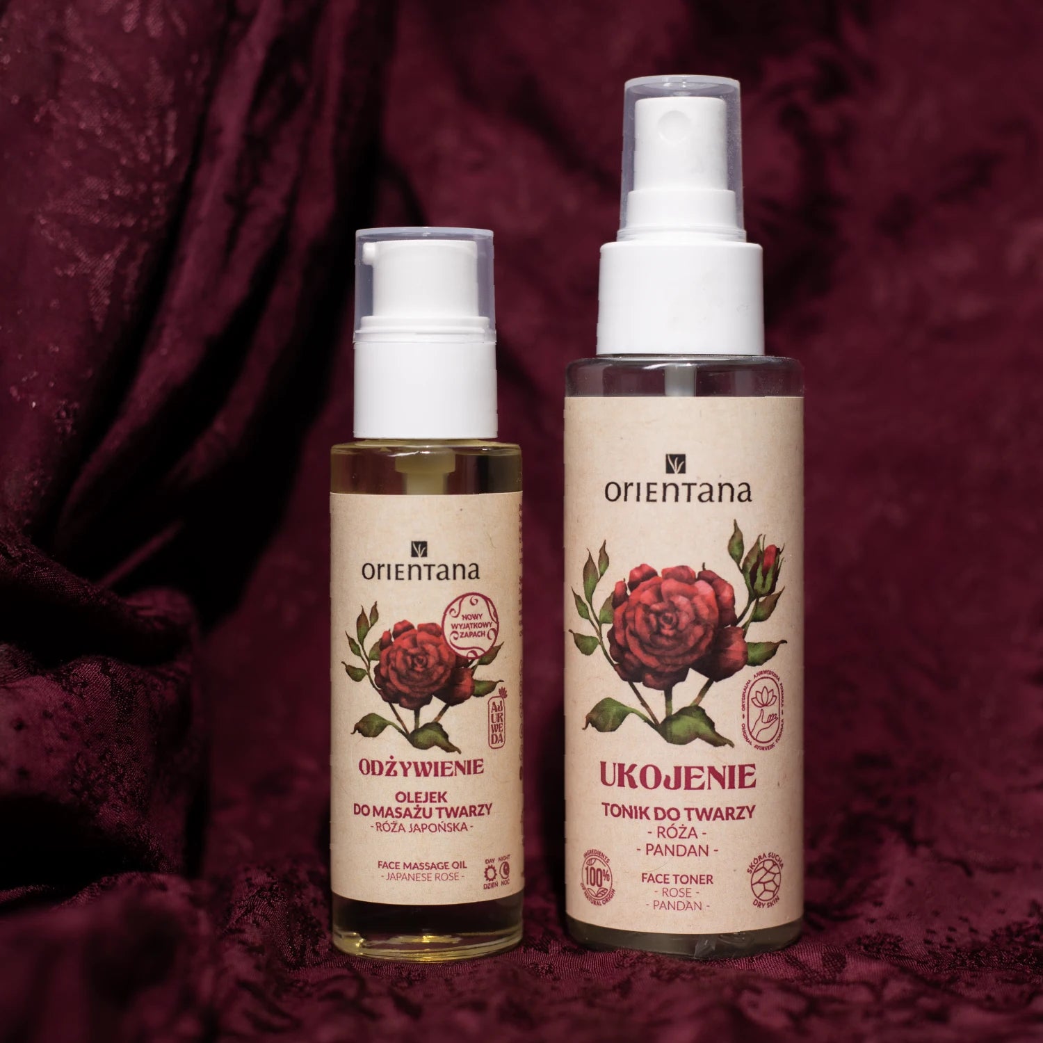na lejącej taninie ustawiono olejek do masażu twarzy róża (w szklanej butelce z  białą pompką 30ml oraz tonik do twarzy róża w plastikowej butelce 100ml z atomizerem. Kosmetyki Orientana,